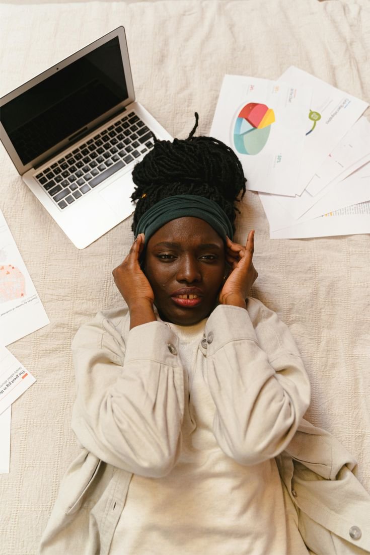 Jeune femme mentalement submergée